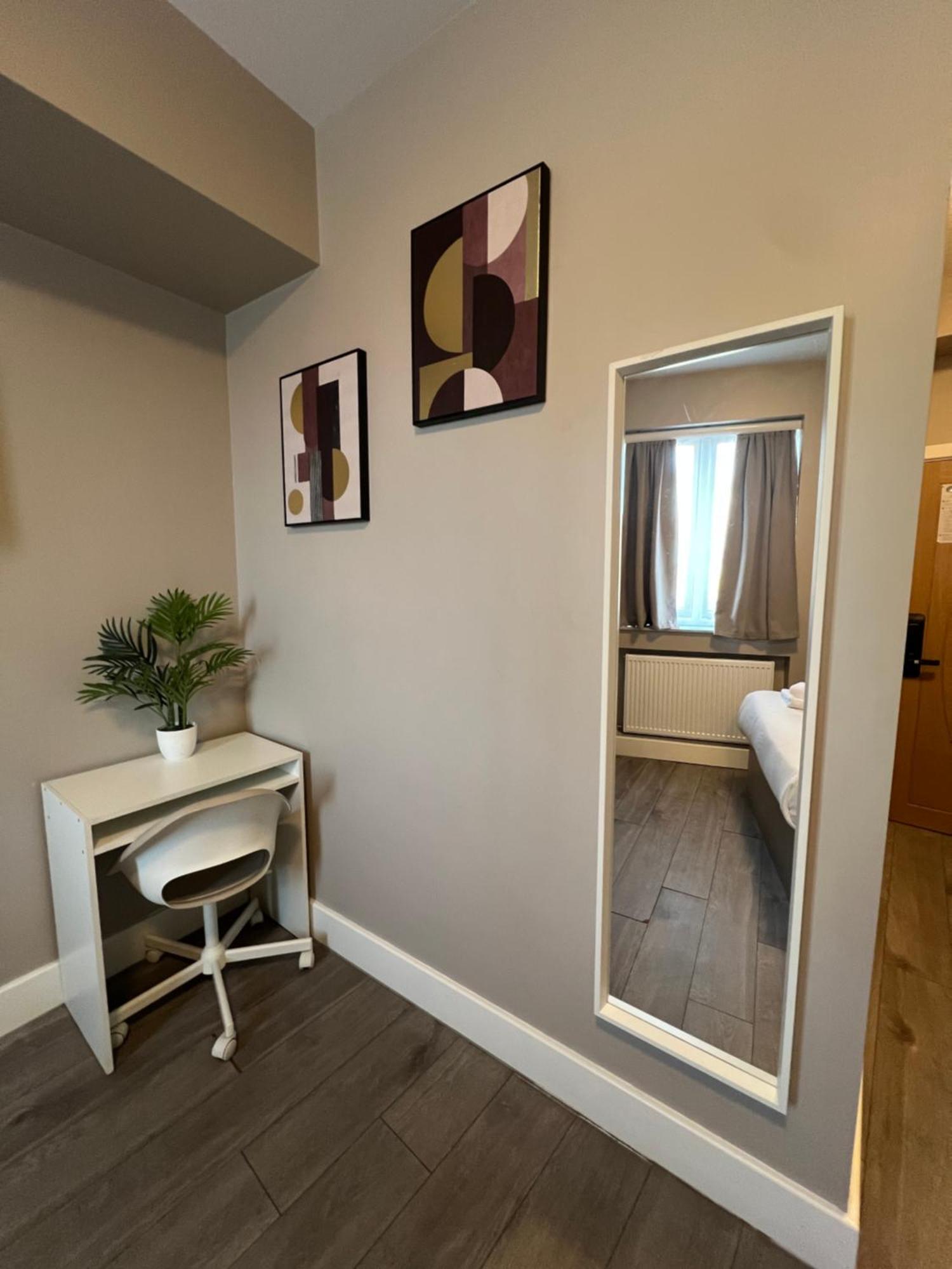Paragraph Palmers Hotel Palmers Green