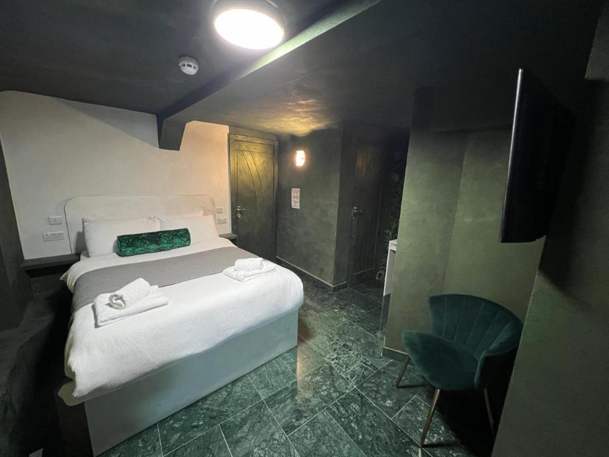 Paragraph Palmers Hotel Palmers Green